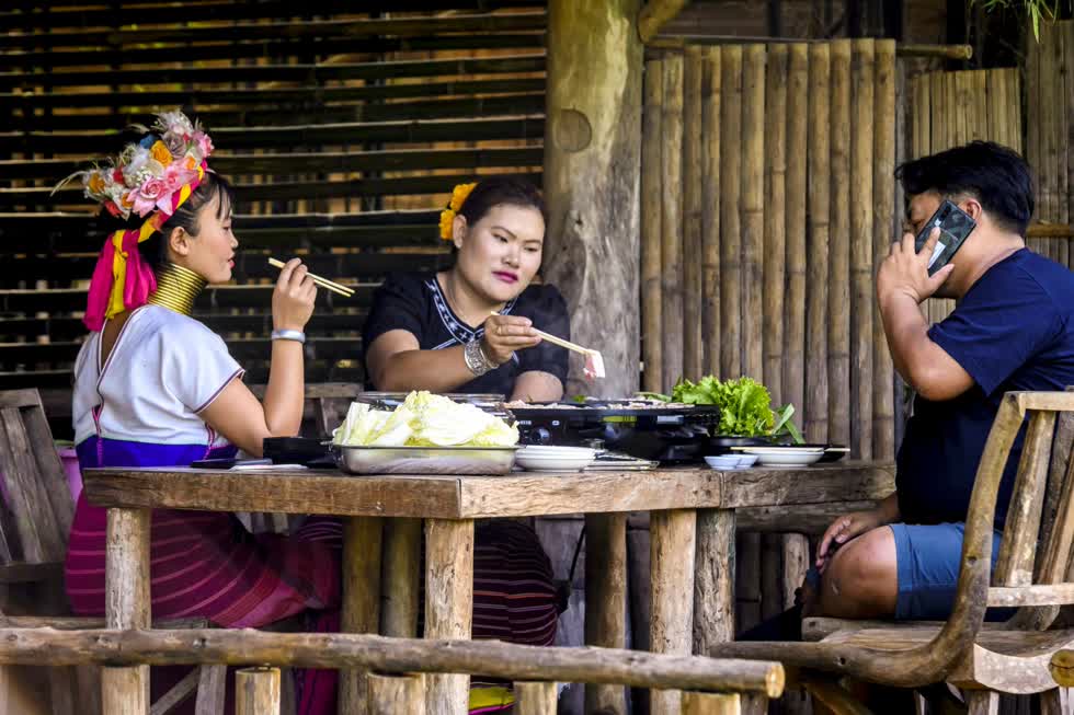 Bữa trưa của một gia đình. Ảnh: AFP