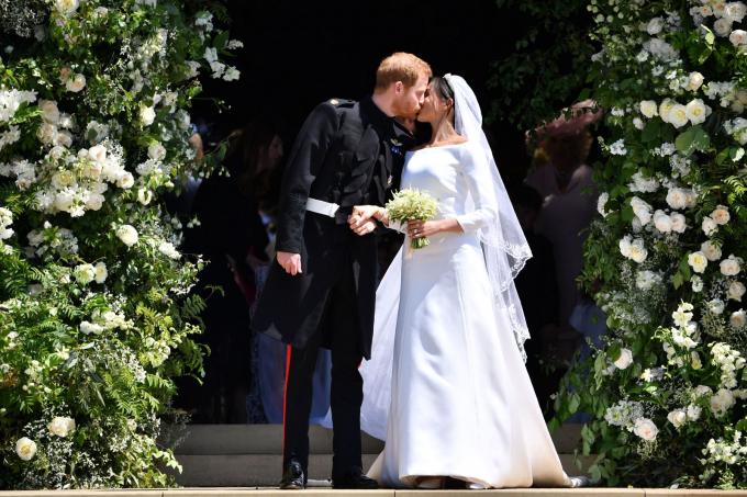 Hoàng tử Anh Harry và người vợ mới cưới, Meghan, hôn nhau trên các bậc thang của nhà thờ St. George ngay sau khi kết hôn ở Windsor, Anh, vào tháng 5-2018 - Ảnh: Getty Images