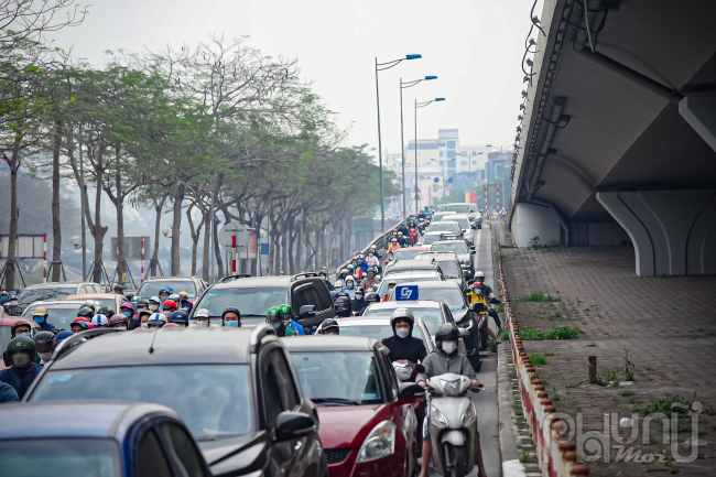 Tại khu vực ngã tư Cầu Giấy gia cắt với nhiều tuyến như đường Bưởi, đường Cầu Giấy, đường Láng, đường từ vành đai 2 rẽ xuống ngã tư Cầu Giấy lưu lượng xe lớn, cắt qua nhiều ngã tư. Các phương tiện di chuyển chậm và khó khăn.