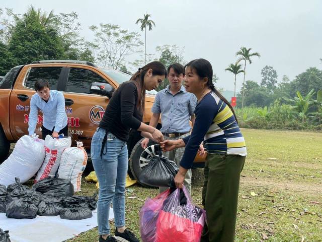 Mới đây, đại diện Phòng khám Đa khoa Lam Kinh trao hàng trăm suất quà bao gồm gạo, đồ ăn khô, quần áo, giày dép... tại thôn Xăm, xã Điền Hạ, huyện Bá Thước.