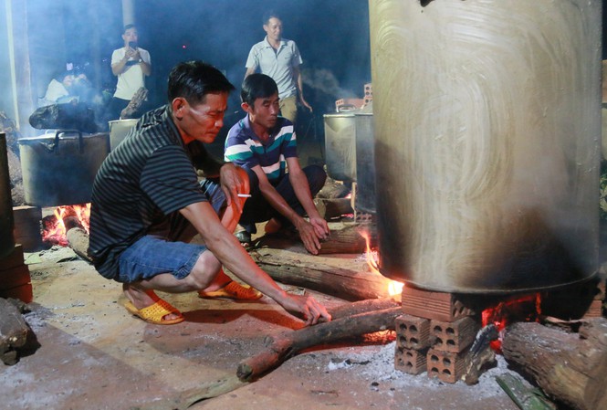  Nhiều cụ già cũng tham gia gói bánh tét.