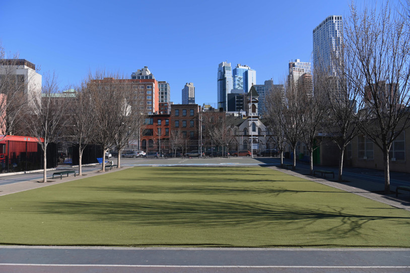 Sân trường Public School 261 ở Brooklyn. Thị trưởng New York Bill de Blasio tuyên bố hệ thống trường công thành phố với 1,1 triệu học sinh sẽ đóng cửa đến 20/4.