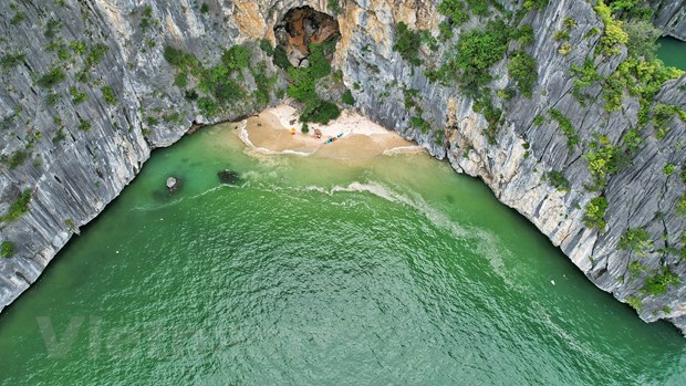 Những bãi tắm hoang sơ trên vịnh Lan Hạ, Cát Bà. (Ảnh: Mai Mai/Vietnam+)