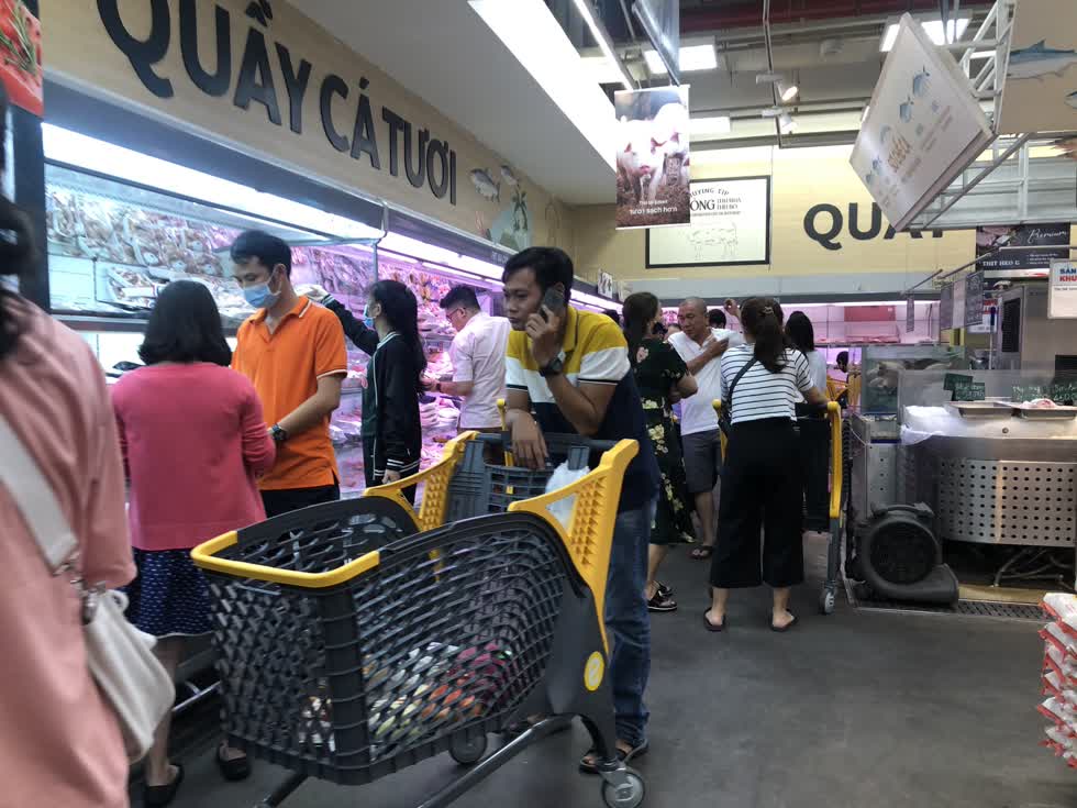 Không phải ngày cuối tuần nhưng tại E Mart vẫn khá đông người tiêu dùng - Ảnh: Phượng Lê.