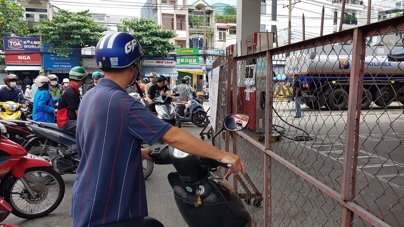 Hàng loạt cây xăng TP.HCM đóng cửa, người dân không biết đổ xăng ở đâu - Ảnh 2.