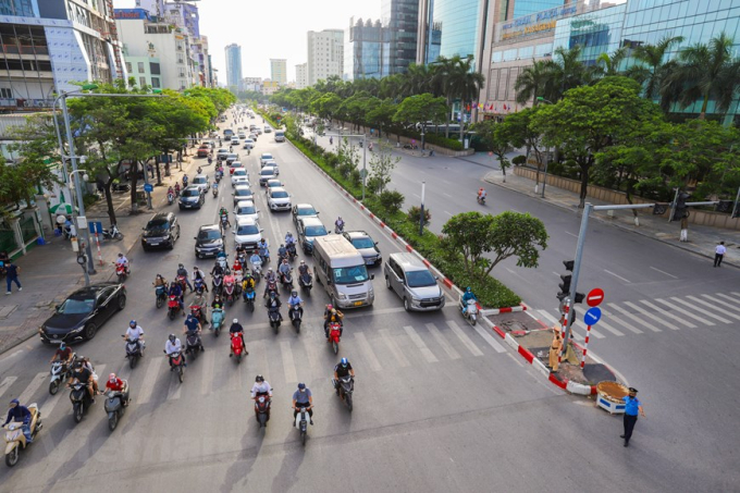 Tại nút giao Hoàng Minh Giám - Nguyễn Chánh - Trần Duy Hưng thời điểm 7 giờ 15, hàng loạt phương tiện vẫn di chuyển bình thường không xảy ra tình trạng ùn ứ. (Ảnh: Minh Sơn/Vietnam+)