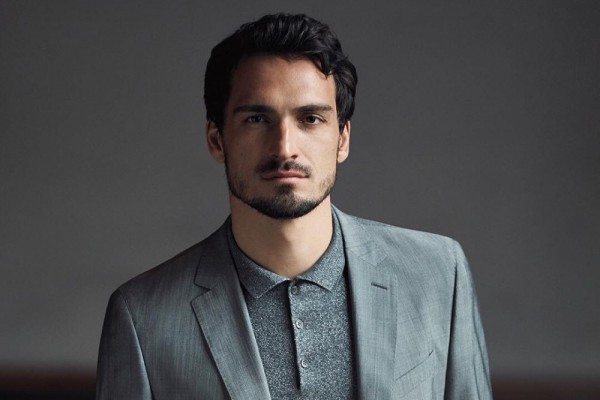   Mats Hummels, trung vệ đang thuộc biên chế câu lạc bộ Dortmund sở hữu khuôn mặt đầy nam tính, đường hàm góc cạnh và nụ cười thân thiện.  