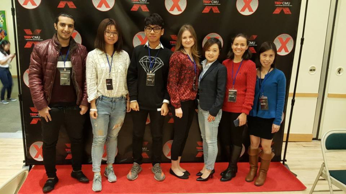 TS. Thùy Linh (ngoài cùng bên phải) và các sinh viên quốc tế.