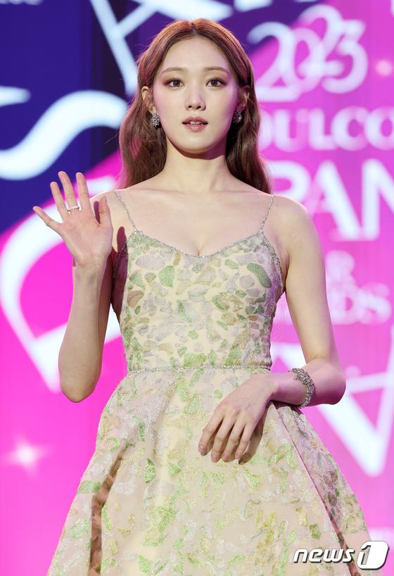 Lee Sung Kyung sở hữu visual tựa búp bê sống, sắc sảo nhưng không kém phần ngọt ngào