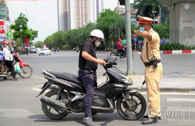 Giữa tiết trời nắng như đổ lửa, một số người dân vẫn tâm lý chủ quan uống rượu bia giữ trưa tham gia giao thông sẽ không có lực lượng chức năng túc trực. Tuy nhiên, những CBCS Đội CSGT Đường bộ số 7 vẫn kiên quyết 