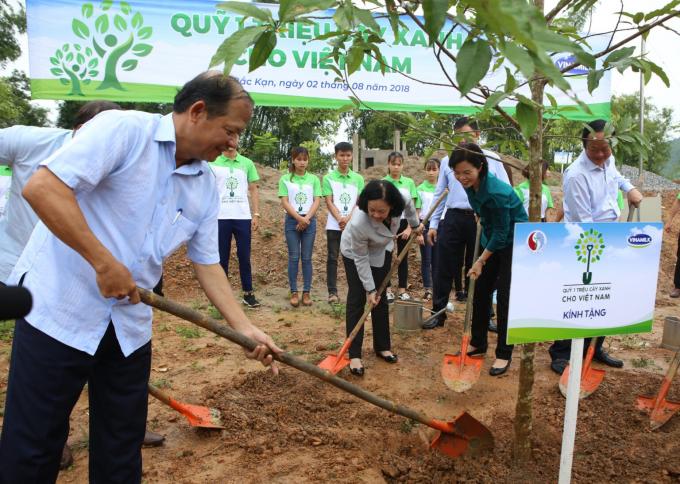 “Quỹ 1 triệu cây xanh cho Việt Nam” và Vinamilk trồng cây tại tỉnh Bắc Kạn vào năm 2018.