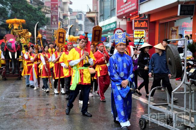 Nội dung của các bài hát trong diễn xướng Chèo tàu là những bài hát riêng và những bài hát đối đáp của “tàu” và “tượng”, đều nhằm ca ngợi công đức của Thành hoàng Tổng Gối Văn Dĩ Thành. Hát Chèo tàu Tân Hội gồm 20 làn điệu, được chia thành các hình thức như: Hát trình, hát thuyền và hát bỏ bộ.