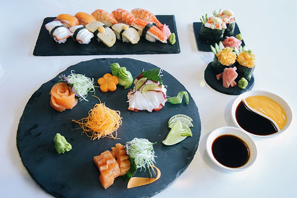 Thực phẩm mặn, chẳng hạn như nước tương ăn với sushi, góp phần vào mức natri cao trong chế độ ăn uống của người châu Á.