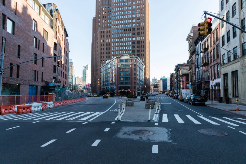 Ngã ba đường Church và Franklin trong giờ cao điểm buổi sáng ở trung tâm Manhattan không hề có người hay xe qua lại. Khung cảnh này dường như chưa bao giờ xuất hiện, ngay cả vào kỳ nghỉ lễ dài.