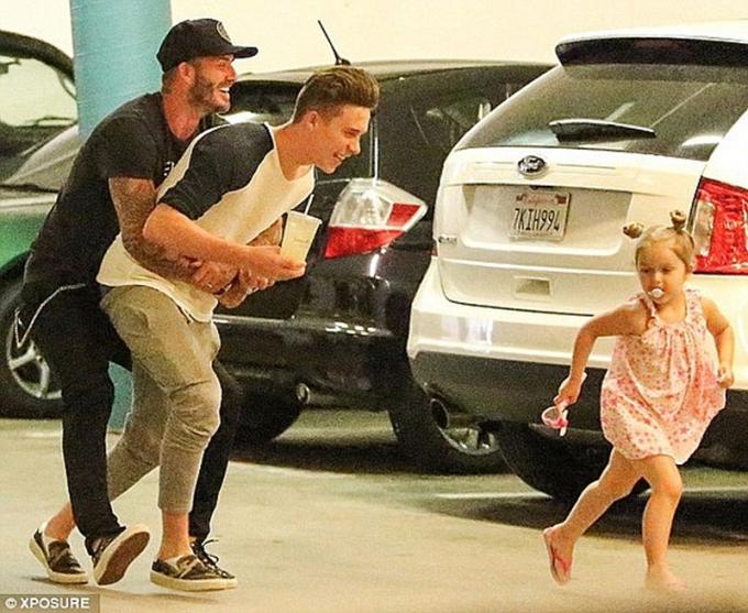 Cư dân mạng tranh cãi khi David Beckham nhiều lần hôn môi con gái