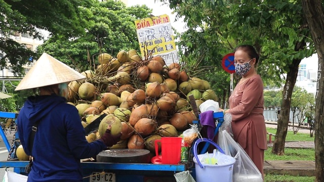 Thu nhập  3,5 - 5 triệu đồng/ngày nhờ vào bán dừa dạo