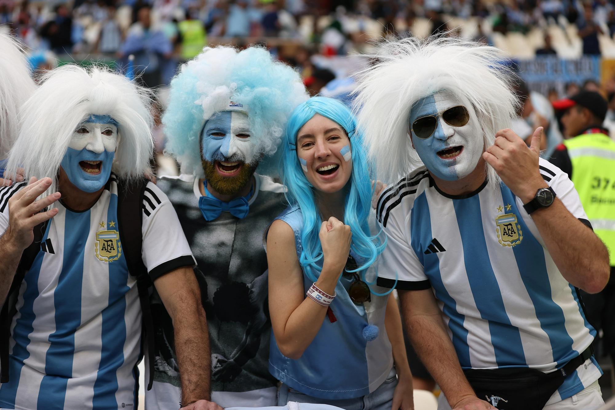 Cổ động viên Argentina vỡ òa sau khi Messi nâng cao chiếc cúp vàng danh giá  - Ảnh 2.