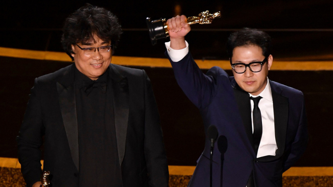   Bong Joon Ho và Jin Won Han nhận giải Oscar cho kịch bản gốc xuất sắc nhất.  