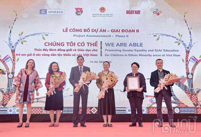 Bà Justine Sass, Trưởng ban Giới và Hòa nhập trong Giáo dục của Trụ sở chính UNESCO tặng hoa và giấy chứng nhận cho các đơn vị phối hợp tổ chức.