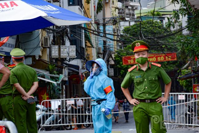 Lực lượng chức năng tại chốt chặn tại các điểm tiếp nhận lương thực phường Chương Dương.