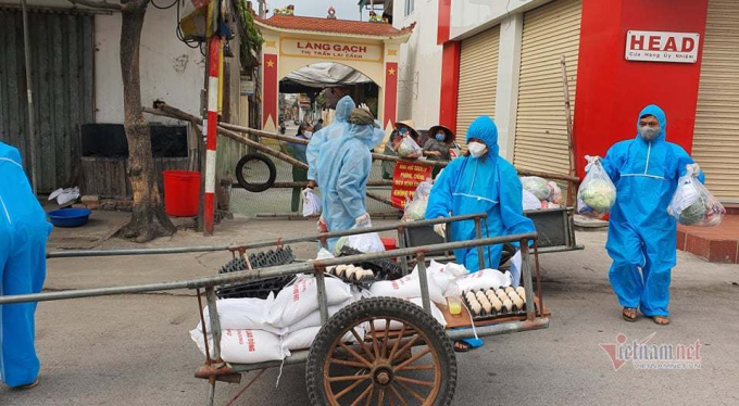 Tổ phát quà tiếp nhận gạo, thực phẩm thiết yếu để trao tận tay người lao động, gia đình chính sách trong huyện Cẩm Giàng