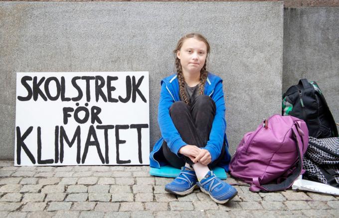 Greta Thunberg trước tòa nhà quốc hội Thụy Điển tại Stockholm, tháng 8 năm 2018.