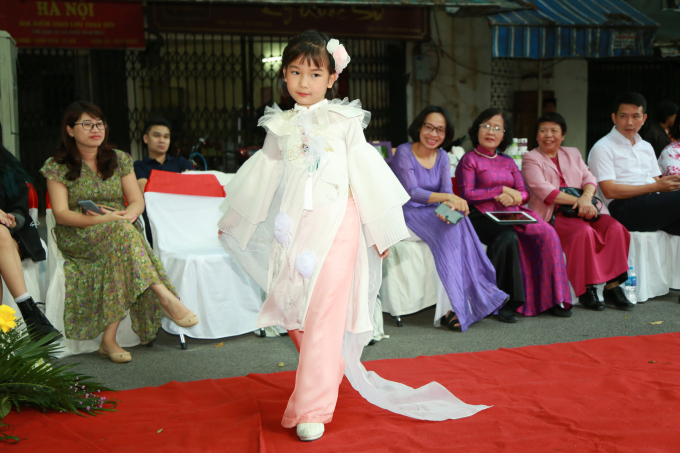 Áo dài Hương Giang nổi bật trong “Sắc Thu Hà Nội”