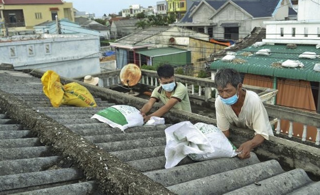 Miền Trung sơ tán hàng nghìn người dân để ứng phó với bão Rai và phòng tránh lũ lụt