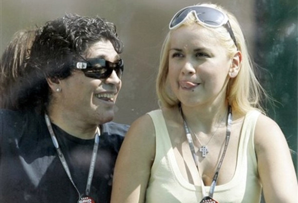 Maradona và Verónica Ojeada.