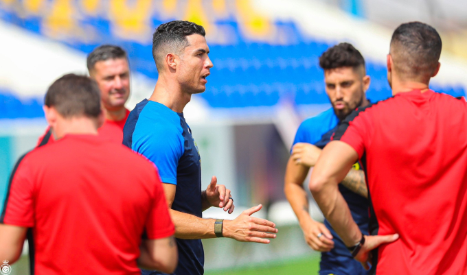 Trong lúc làng bóng đá thế giới hướng về lễ trao giải Quả bóng vàng 2023, Ronaldo tập luyện cùng các đồng đội tại Al Nassr (Saudi Arabia)