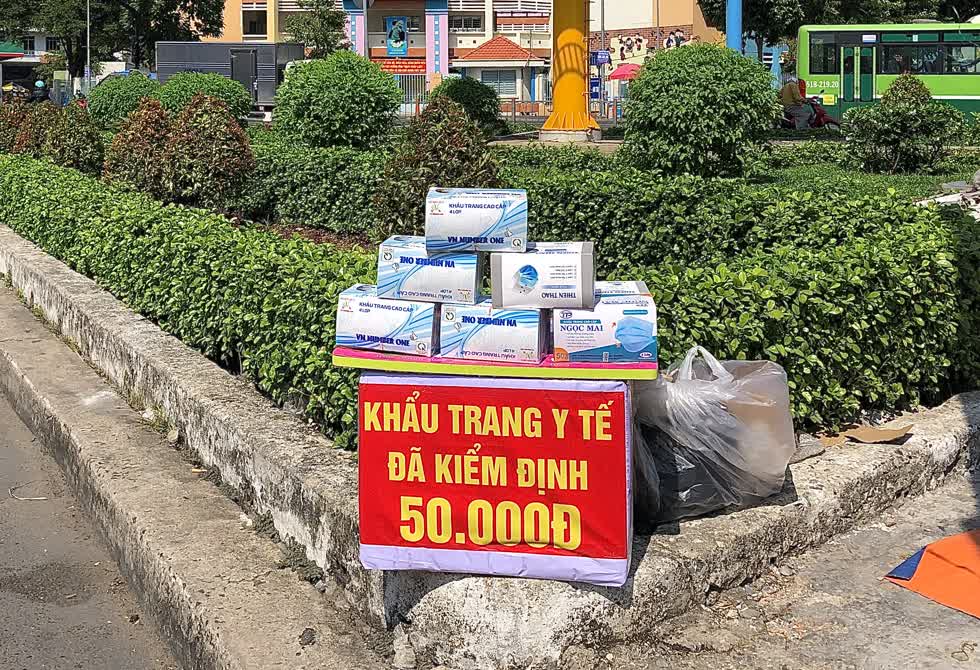   Khẩu trang y tế được bán với giá từ 45.000 - 50.000 đồng/hộp/50 cái trên các vỉa hè tại TP.HCM.