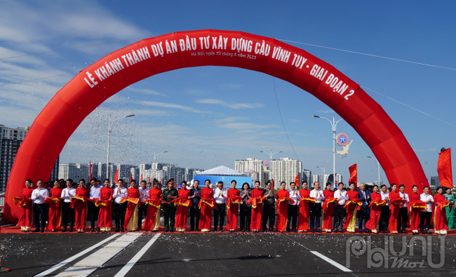 Thủ tướng Phạm Minh Chính, Bí thư Thành ủy Hà Nội Đinh Tiến Dũng cùng lãnh đạo các Bộ ngành và TP Hà Nội tham dự lễ cắt băng khánh thành chính thức đưa công trình cầu Vĩnh Tuy 2 vào sử dụng.