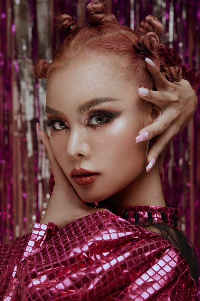 Song Linh ((Ảnh: Ngo Khoi/ Stylist: Thanh Thư/ Makeup: Team Hiếu Virus/ Hair: Dũng Dukul)