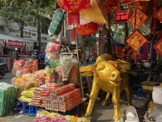   Cận kề ngày tết, chợ hoa phố cổ bày bán nhiều đồ trang trí hình con trâu bằng xốp, phủ giấy sơn vàng có kích cỡ bằng 3/4 trâu thật. Ông chủ cho biết mình định làm trâu trưng bày cho cửa hàng, nhưng sẽ ra giá 10 triệu đồng nếu có người hỏi mua.  