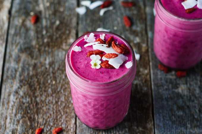 smoothie thanh long, táo giúp bạn có một làn da đẹp và vóc dáng cân đối.