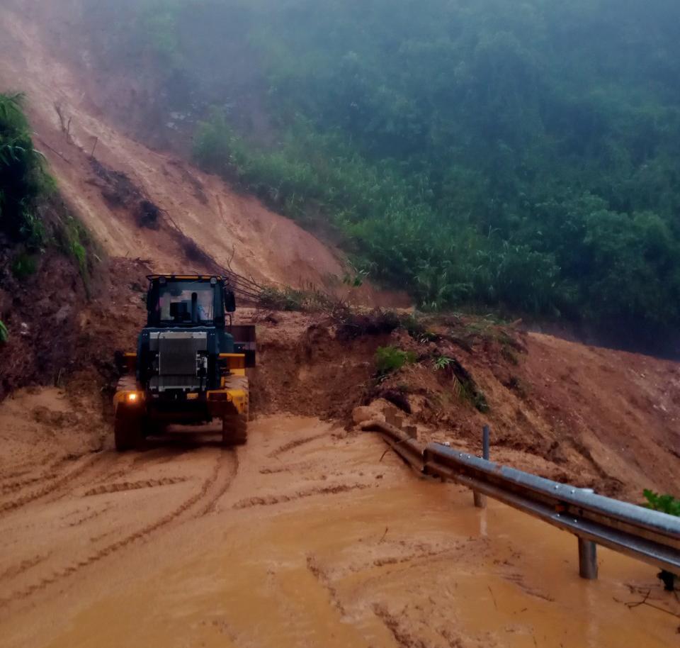 Rạng sáng 8/8, mưa lũ gây sạc lỡ nghiêm trọng trên tuyến QL49 từ TP. Huế đi huyện A Lưới, làm chia cắt tuyến đường huyết mạch quan trọng này. Ảnh: báo Đầu Tư