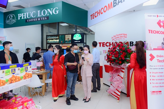 Cửa hàng WinMart+ tích hợp dịch vụ ngân hàng Techcombank và kiosk Phúc Long