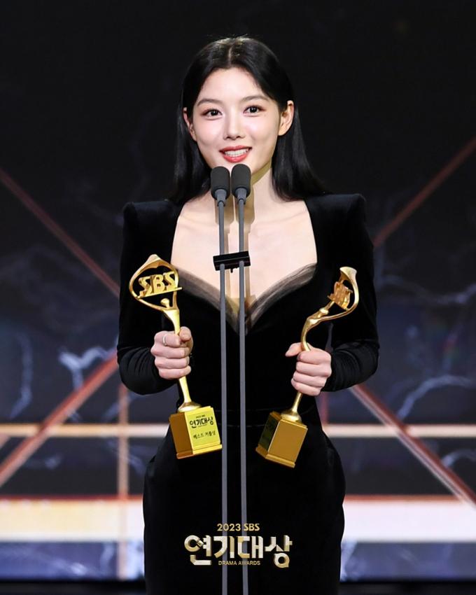 Khoảnh khắc hot nhất SBS Drama Awards 2023: Kim Yoo Jung đỏ mặt khi xem lại cảnh nóng với Song Kang