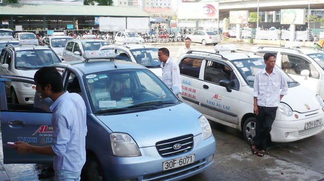 Không có khách nhưng vẫn phải trả lãi ngân hàng, nhiều tài xế taxi lao đao. Ảnh: Tiền Phong