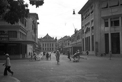 Ngã tư Rue Paul Bert - Henri Rivie (nay là ngã tư Tràng Tiền - Ngô Quyền).