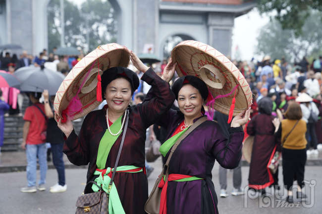 Du khách thuê trang phục check-in trẩy hội