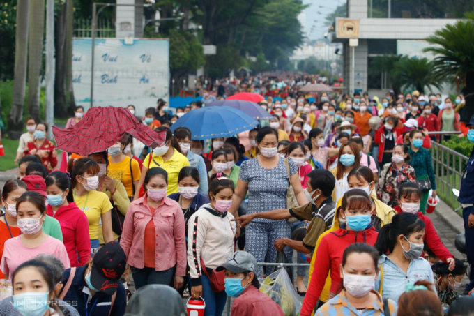   Công nhân Pouyuen - doanh nghiệp đông công nhân nhất TP HCM, sau giờ tan ca tháng 6/2021. Đầu năm 2023 đến nay, công ty này liên tiếp cắt giảm khoảng 10.900 lao động. Ảnh: Như Quỳnh  