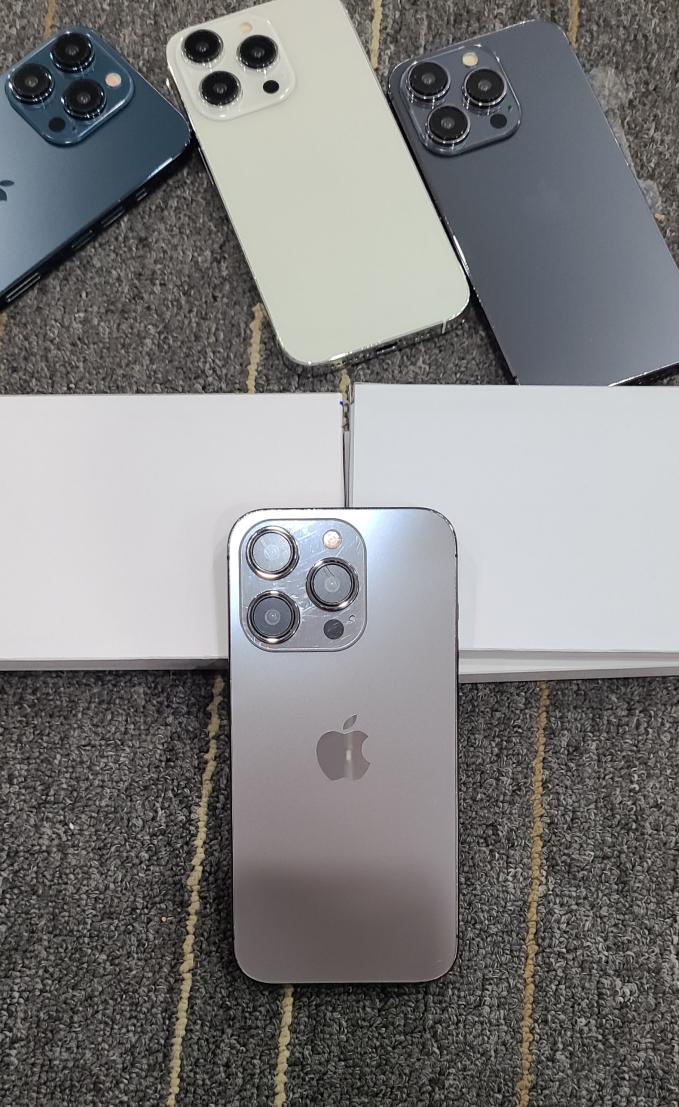   Dựa trên hình ảnh so sánh, có thể thấy iPhone 15 Pro còn có các cạnh bo tròn hơn. Góc máy bo cong tạo cho cảm giác cầm nắm tốt hơn. (Ảnh: SonnyDickson)  