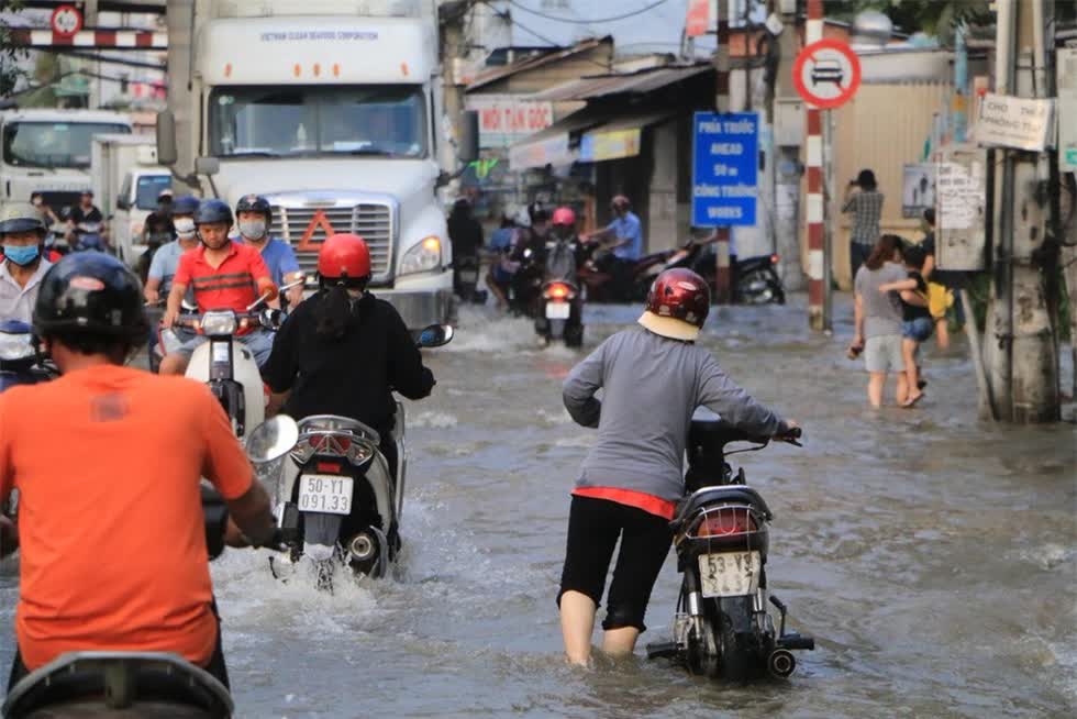 Triều cường dâng cao khiến việc di chuyển của người dân hết sức khó khăn. Ảnh: Doang nghiệp