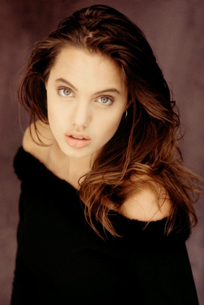 Nhan sắc 'ngọc nữ' Holloywood từ năm 11 tuổi của Angelina Jolie