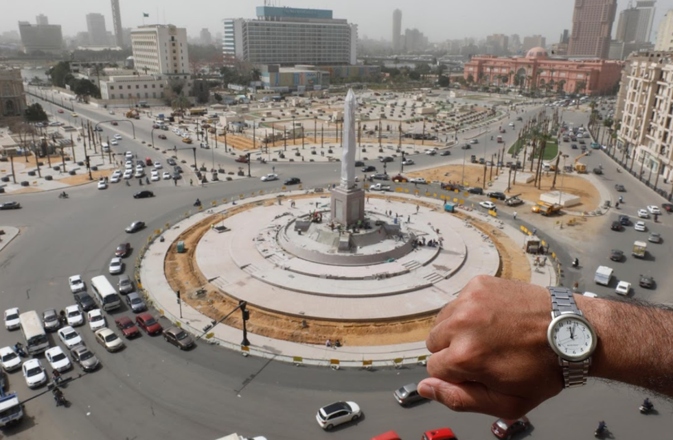 Cũng vào 12h trưa, tai quảng trường  Tahrir ở thủ đô Cairo của Ai Cập, chỉ có số ít lượng xe cô lưu thông qua đây.