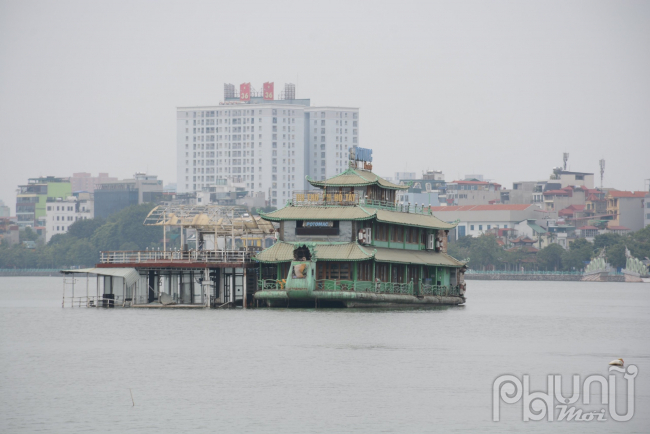 Hiện tại còn khá nhiều du thuyền, nhà hàng nổi trên địa phận hồ Tâyvẫn đang chờ để chờ xử lý.