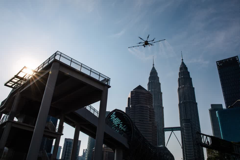 Máy bay không người lái đang phun thuốc khử trùng tại Kuala Lumpur, Malaysia. Ảnh: AFP.