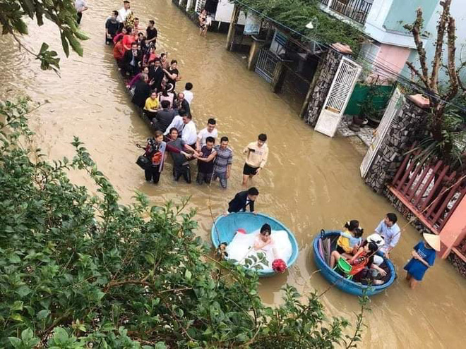 Xúc động hình ảnh đám cưới giữa mùa bão lũ, đón dâu bằng thuyền thúng