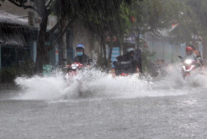 Dự báo thời tiết ngày mai 10/5: Mưa trên diện rộng, đề phòng gió mạnh và lốc xoáy - Ảnh 1.